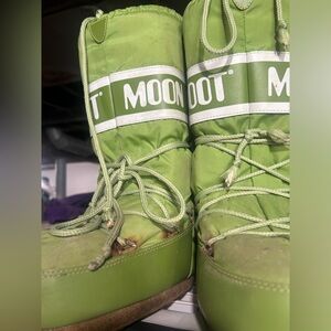 Moon boots